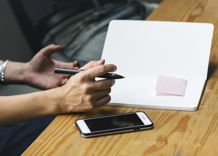 三十五次忙音，被算法冷落的尊严，与现代服务的迷墙