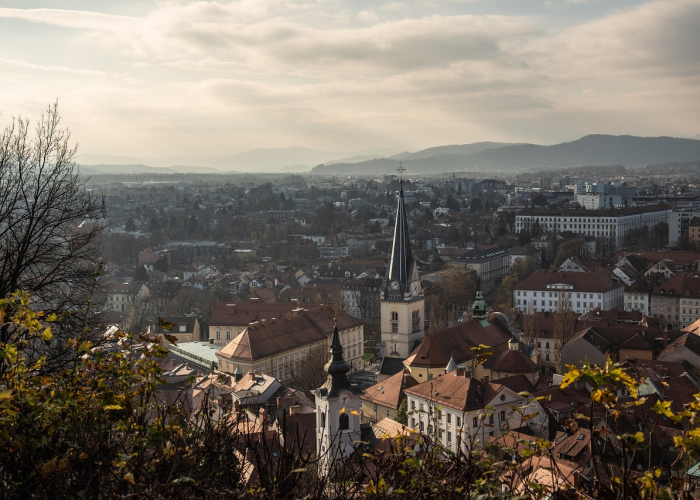 以太坊升破2100美元，日内涨2.61%