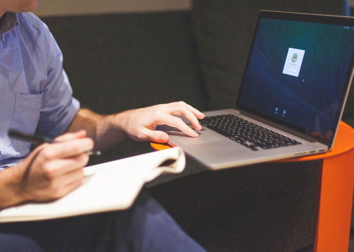 上海一家四口确诊，屋檐下的防御与一座城的微光