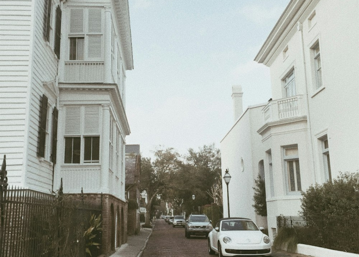 城市防疫的精准刻度与温度守护；北京朝阳区一地升级为中风险